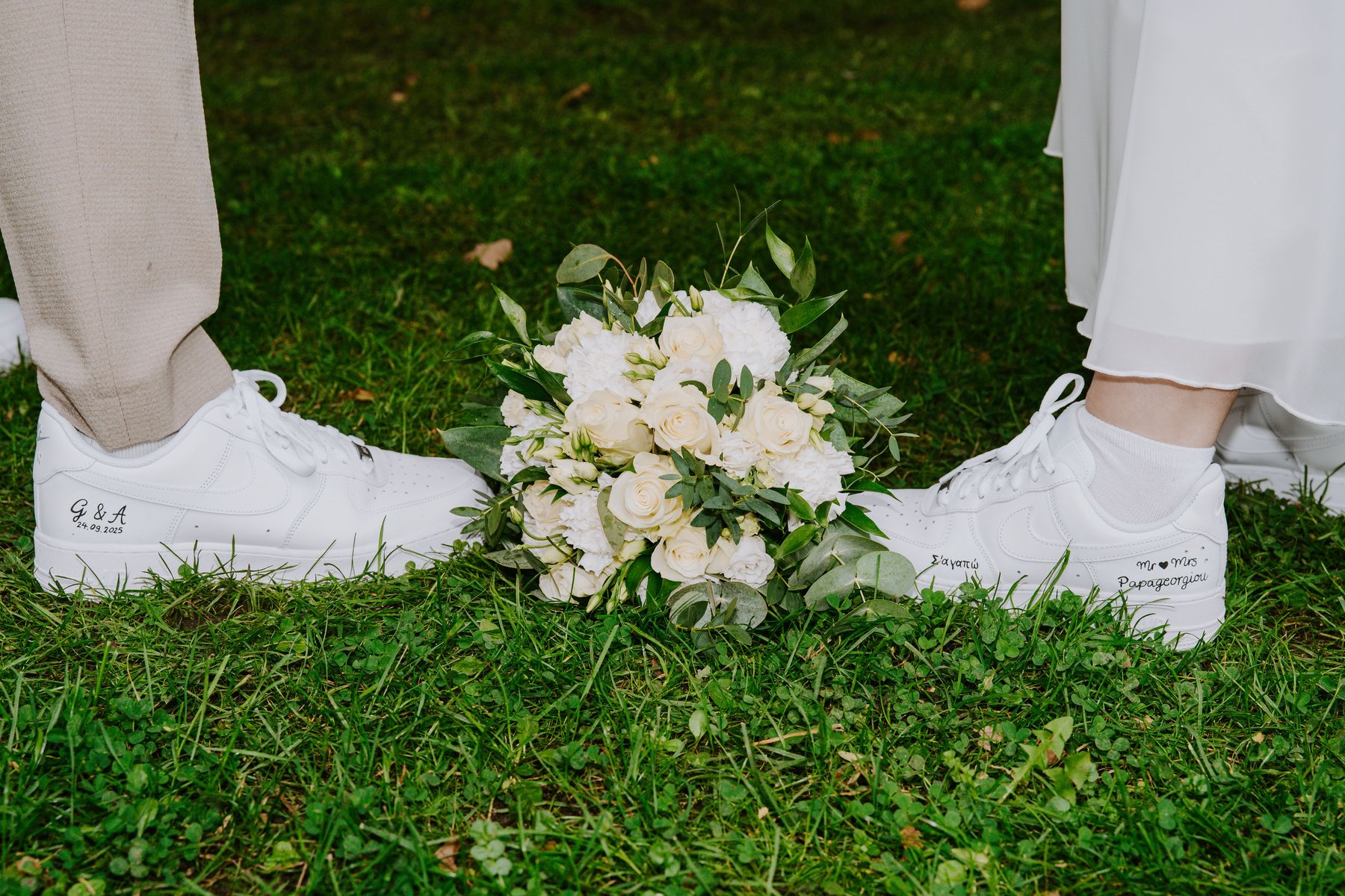 Personalisierte Hochzeitssneaker mit Namen und Datum im Gras