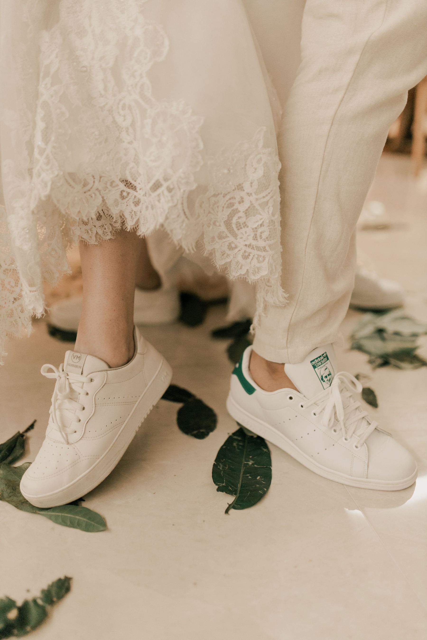 Braut und Bräutigam in weißen Sneakern zur Hochzeit